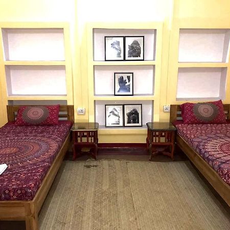 Lotus Paying Guesthouse バラナシ エクステリア 写真