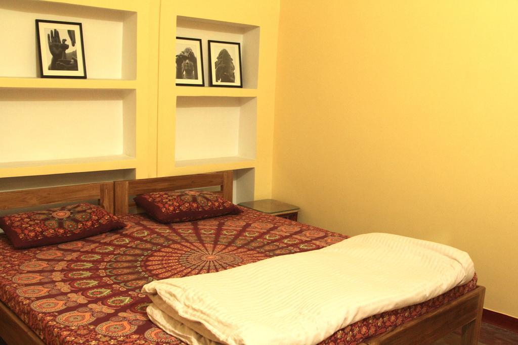 Lotus Paying Guesthouse バラナシ エクステリア 写真